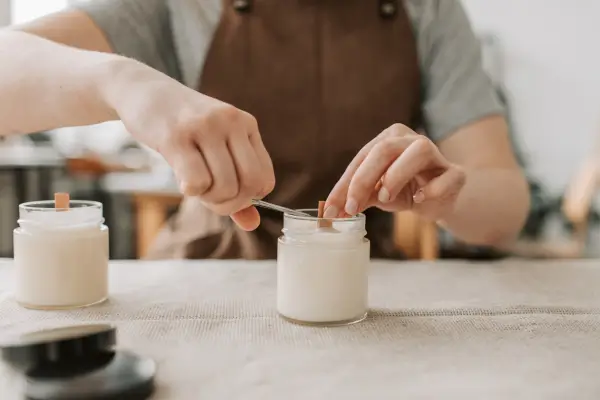 10 acessórios indispensáveis para quem quer fazer velas artesanais em casa