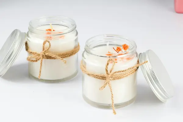 Como criar kits personalizados com velas e acessórios para presentear